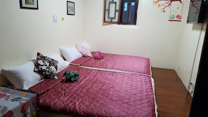 Chambre Quadruple, 2 lits doubles | Rideaux occultants, Wi-Fi gratuit, draps fournis