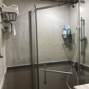 Kamar Quadruple Basic, Beberapa Tempat Tidur | Kamar mandi | Shower, perlengkapan mandi gratis, pengering rambut, dan sandal