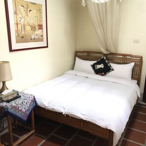 Basic Double Room | Blackout curtains, free WiFi, bed sheets - Love nostalgia No. 53 B&B (Jincheng)