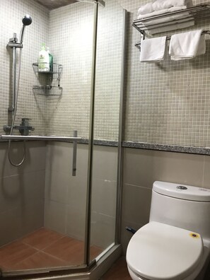 Basic-Vierbettzimmer, 2 Doppelbetten | Badezimmer | Dusche, kostenlose Toilettenartikel, Haartrockner, Hausschuhe