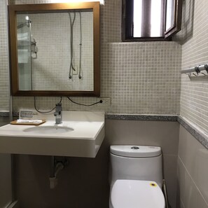 Kamar Double Basic | Kamar mandi | Shower, perlengkapan mandi gratis, pengering rambut, dan sandal