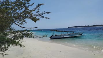 Playa en los alrededores y playa de arena blanca