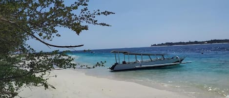 Una spiaggia nelle vicinanze, sabbia bianca
