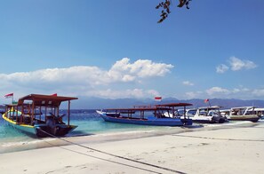 Beach nearby, white sand - Kusuka Bungalows (Gili Trawangan)
