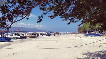 Gần bãi biển, cát trắng