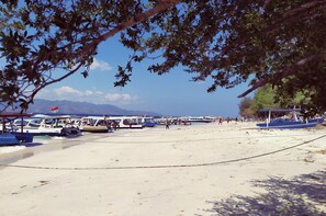 Gần bãi biển, cát trắng 