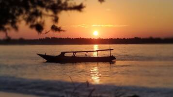 Un barco sobre aguas tranquilas durante el atardecer.