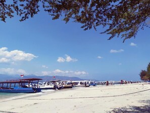 Beach nearby, white sand - Kusuka Bungalows (Gili Trawangan)