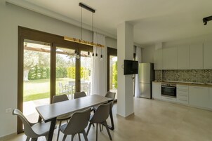 Fridge, oven, stovetop, dishwasher