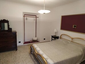 Habitación clásica, baño compartido | Escritorio, cortinas opacas, tabla de planchar con plancha