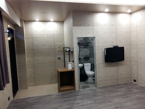 Habitación cuádruple Deluxe | Escritorio, sistema de insonorización, tabla de planchar con plancha