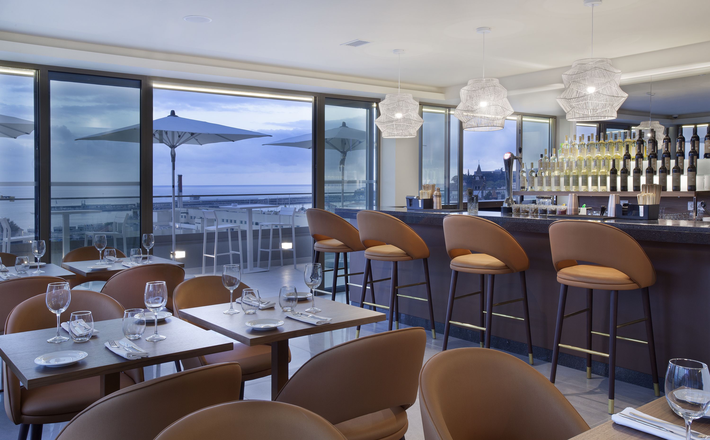 Quầy bar bên hồ bơi