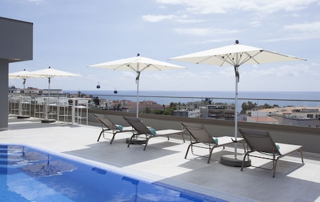 Una piscina al aire libre de temporada