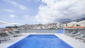 Een seizoensgebonden buitenzwembad