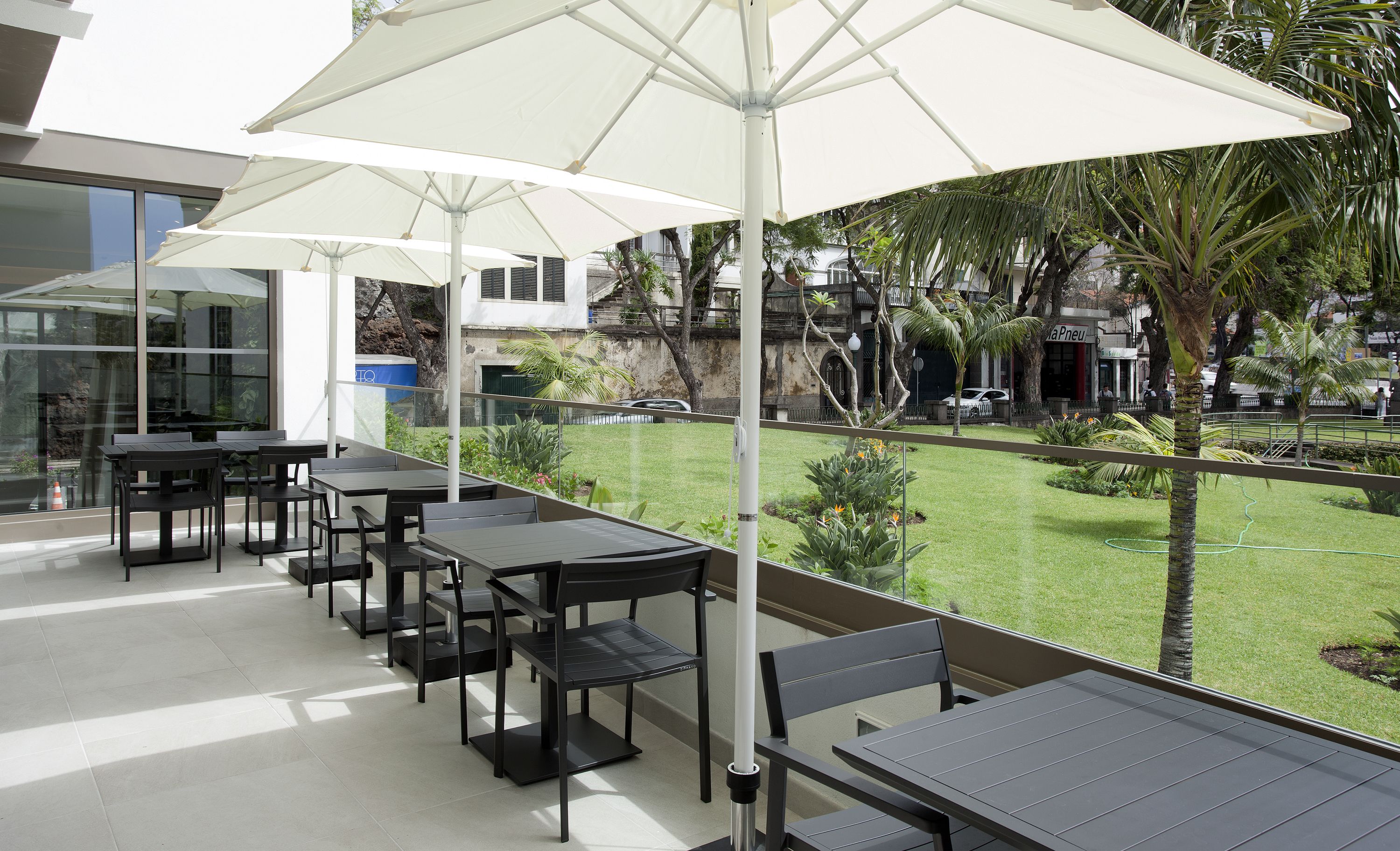 2 bars/lounges, rooftop bar