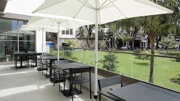 2 bars/lounges, rooftop bar