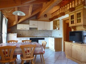 Superior Apartment, 2 Bedrooms | Private kitchenette | Full-size fridge, microwave, oven, stovetop - Appartamenti Majon Sotroi (Campitello di Fassa)
