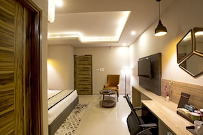 Premium bedding, in-room safe, desk, laptop workspace
