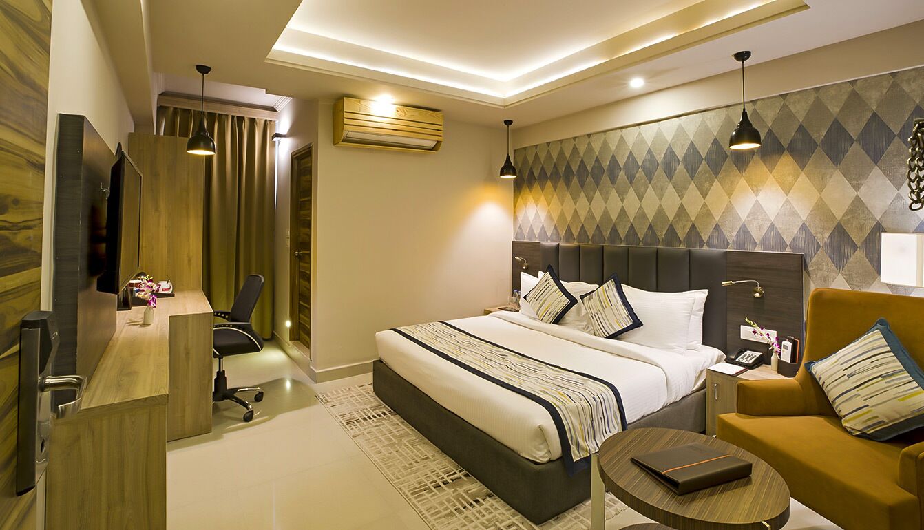 Premium bedding, in-room safe, desk, laptop workspace