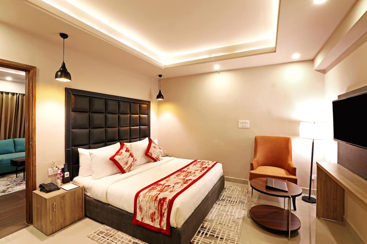 Suite | Premium bedding, in-room safe, desk, laptop workspace