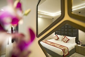 Suite | Premium bedding, in-room safe, desk, laptop workspace - Regenta Central Noida (Noida)