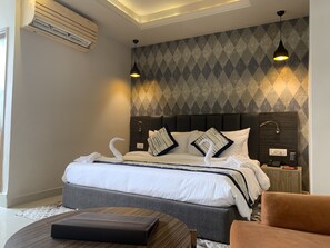 Habitación ejecutiva doble | Ropa de cama de alta calidad, caja fuerte, escritorio