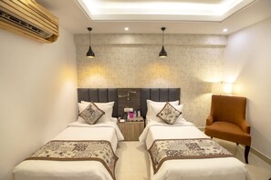 Deluxe Twin Room | Bathroom | Shower, rainfall showerhead, free toiletries, hair dryer - Regenta Central Noida (Noida)