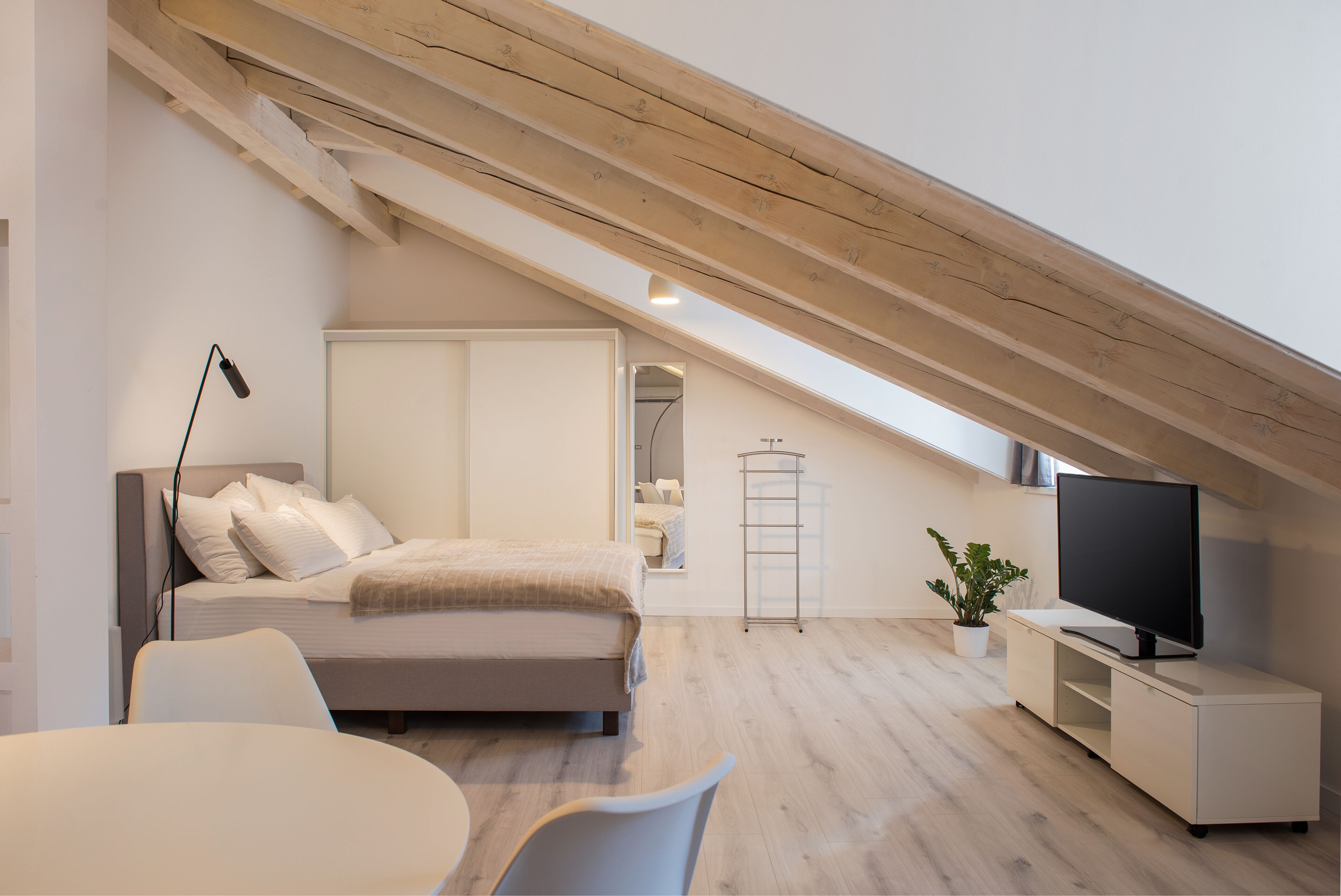 Studio suite | Een minibar, een kluis op de kamer, individueel gedecoreerd, een bureau