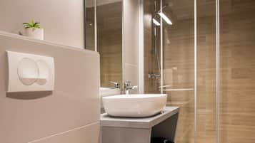 Klassieke kamer | Badkamer | Een douche, gratis toiletartikelen, een haardroger, handdoeken