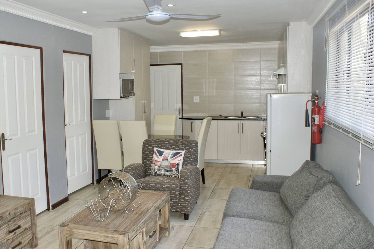 Room 11: Family Cottage (12) | Área de estar | TV