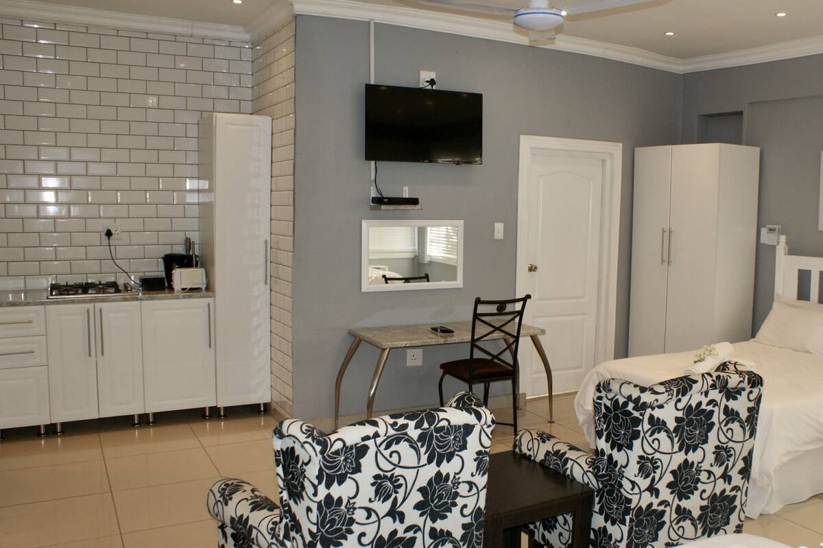 Room 2: Open Plan 4 Sleeper Room (3)