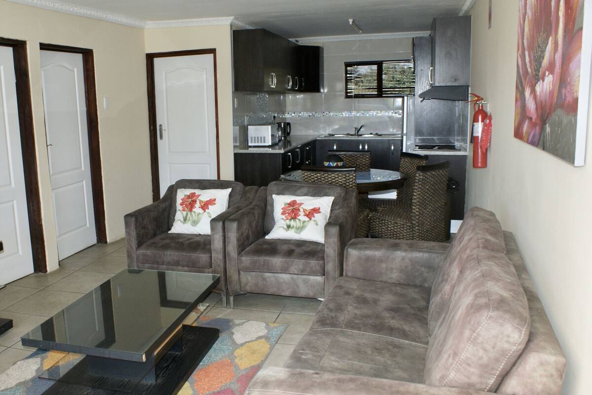 Room 9: Family Cottage (10) | Sala de estar | TV