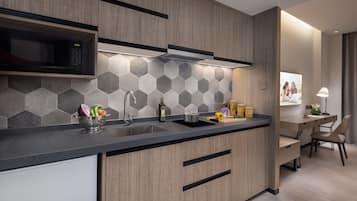Frigorífico, microondas y placa de cocina