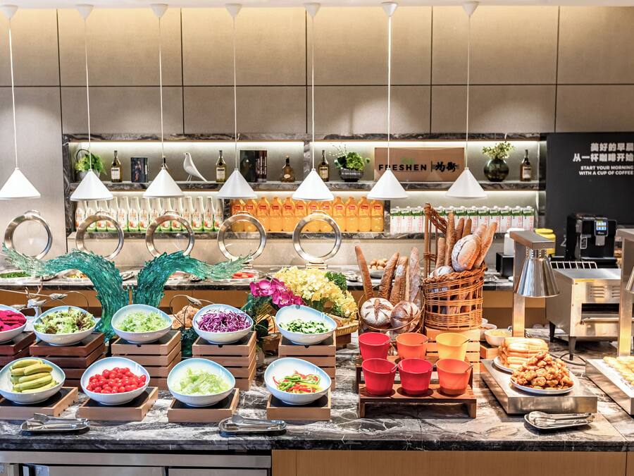 Daily buffet breakfast (CNY 53 per person)