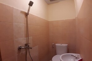 Superior Suite | Bathroom | Shower, towels - Hotel O Angelyn Home Stay (Medan)