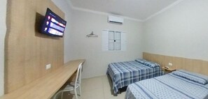 Basic Double or Twin Room | Desk, iron/ironing board, free WiFi, bed sheets - Hotel Platina (Santo Antônio da Platina)