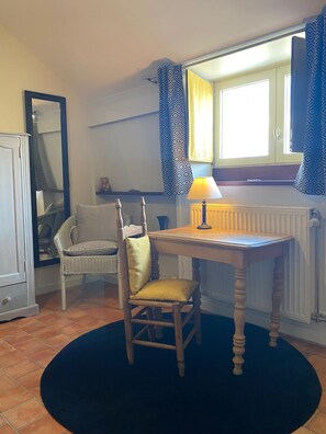 Chambre classique double (La Cle des Champs) | Décor unique, ameublement unique, bureau, fer et planche à repasser