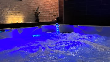 Behandlingsrum för par, bastu och bubbelpool