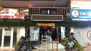 Fachada com um cartaz de 'Aluga-se', uma faixa anunciando 'Rillyn Restaurant' e um letreiro de 'SW.S Water'.