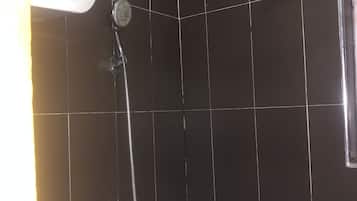 Kamar Kota | Kamar mandi | Shower, perlengkapan mandi gratis, sabun, dan tisu toilet