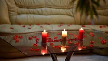 Suite estudio Deluxe | Sala de estar | Televisión de pantalla plana