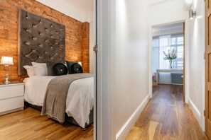 套房, 陽台, 城市景觀 (Sleeps 6, with Hot tub) | 2 間臥室、高級寢具、隔音、免費無線上網