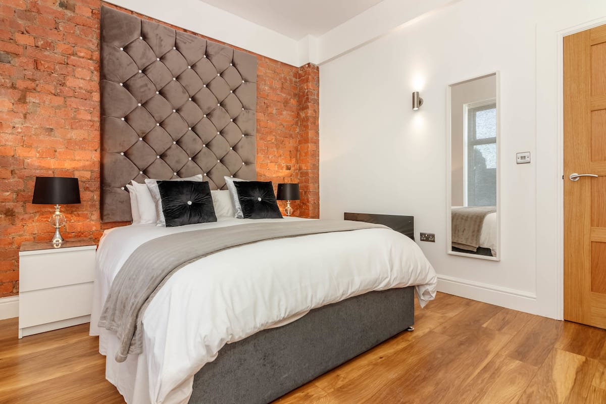 Suite, Balcony, City View (Sleeps 6, with Hot tub) | Interior