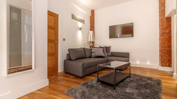 Suite, Balcony, City View (Sleeps 6, with Hot tub) | 2 bedrooms, premium bedding, soundproofing, free WiFi