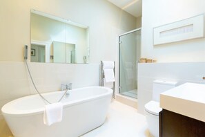 Apartamento, 3 quartos | Banheiro | Chuveiro/banheira combinados, chuveiro com efeito de chuva