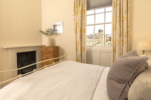 LÀgenhet - 3 sovrum | 3 sovrum, individuell inredning, unika möbler och skrivbord