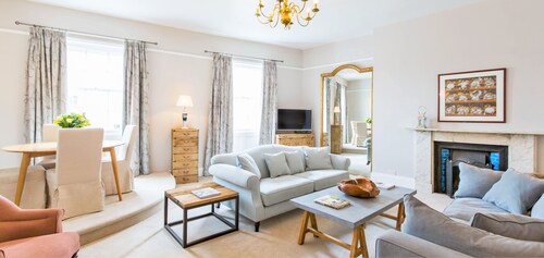 Luxury Apartments - Queen Circus