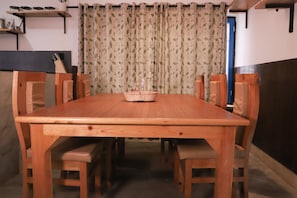 Premier-Doppel- oder -Zweibettzimmer | Frühstücksbereich