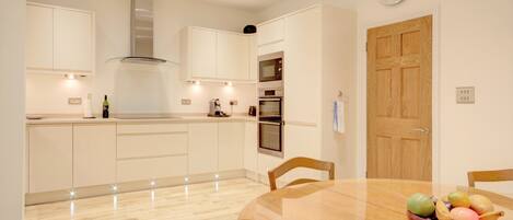 Huone, 2 makuuhuonetta | Yksityinen keittiö | Liesi, kahvin-/teenkeitin, vedenkeitin