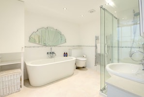 Apartment, 2 Bedrooms | Bathroom | Combined shower/tub, free toiletries, hair dryer, slippers - Luxury Apartments - Rodney Road (Cheltenham)